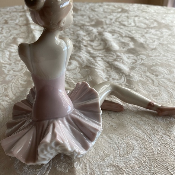 RETIRED 2007 ‘GRACEFUL POSE LLADRO’ PORCELAIN FIGURINE-Item#01006174 - Picture 5 of 7